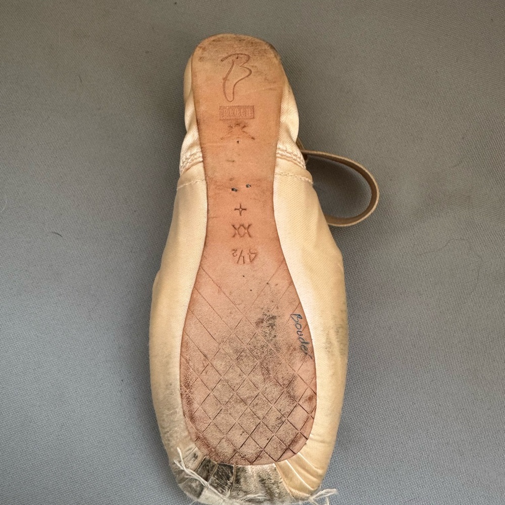 Ashley Boulder signed Pointe Shoes - Picture 6 of 6
